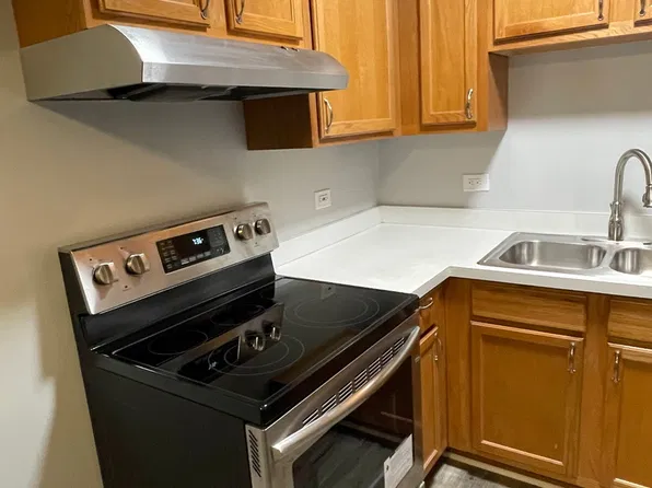 2000 Light Rd APT 211, Oswego, IL 60543