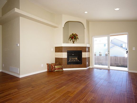 Great Room w Vaulted Ceiling