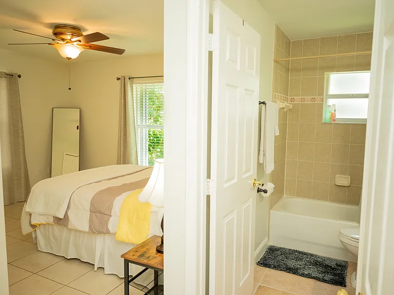 2247 Pineland Ave — Photo 17