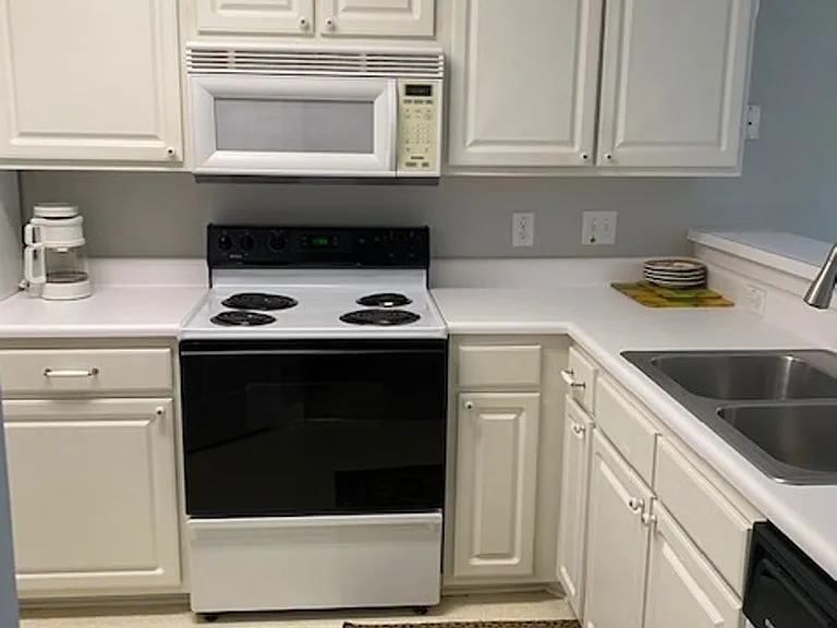 390 Pinehurst Ln #14E — Photo 3