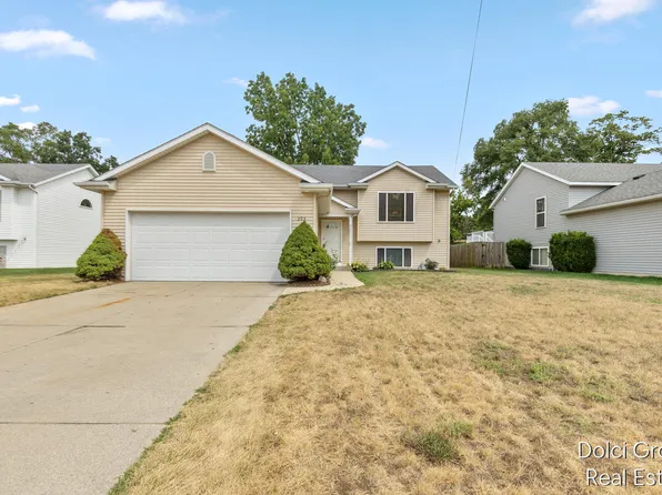 303 Regent St SE, Kentwood, MI 49548