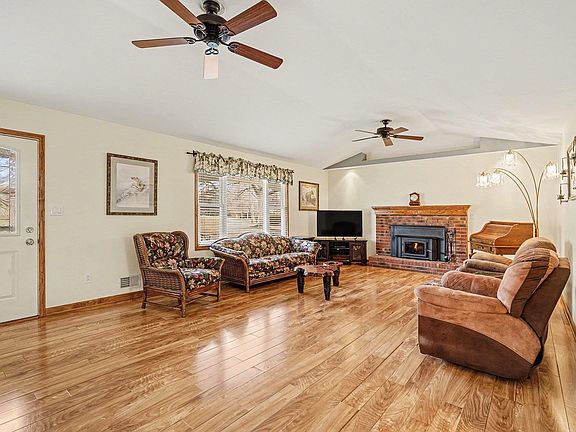 3rd image of 104 Owens Dr