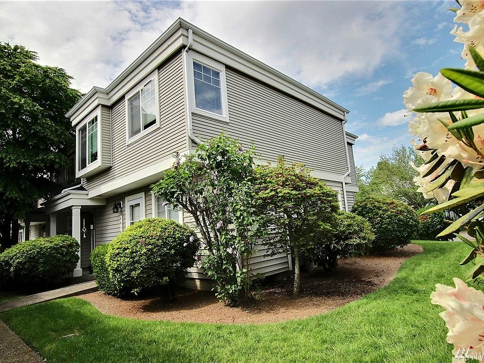The desirable light filled end unit Town home in The Lakes is close to 19.5 miles of bike and walking trails and just steps to the bus stop and links to Light Rail and Sounder transit.