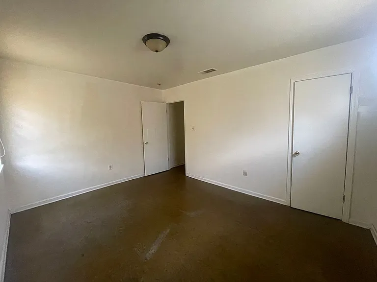 2412 Charjean — Photo 22