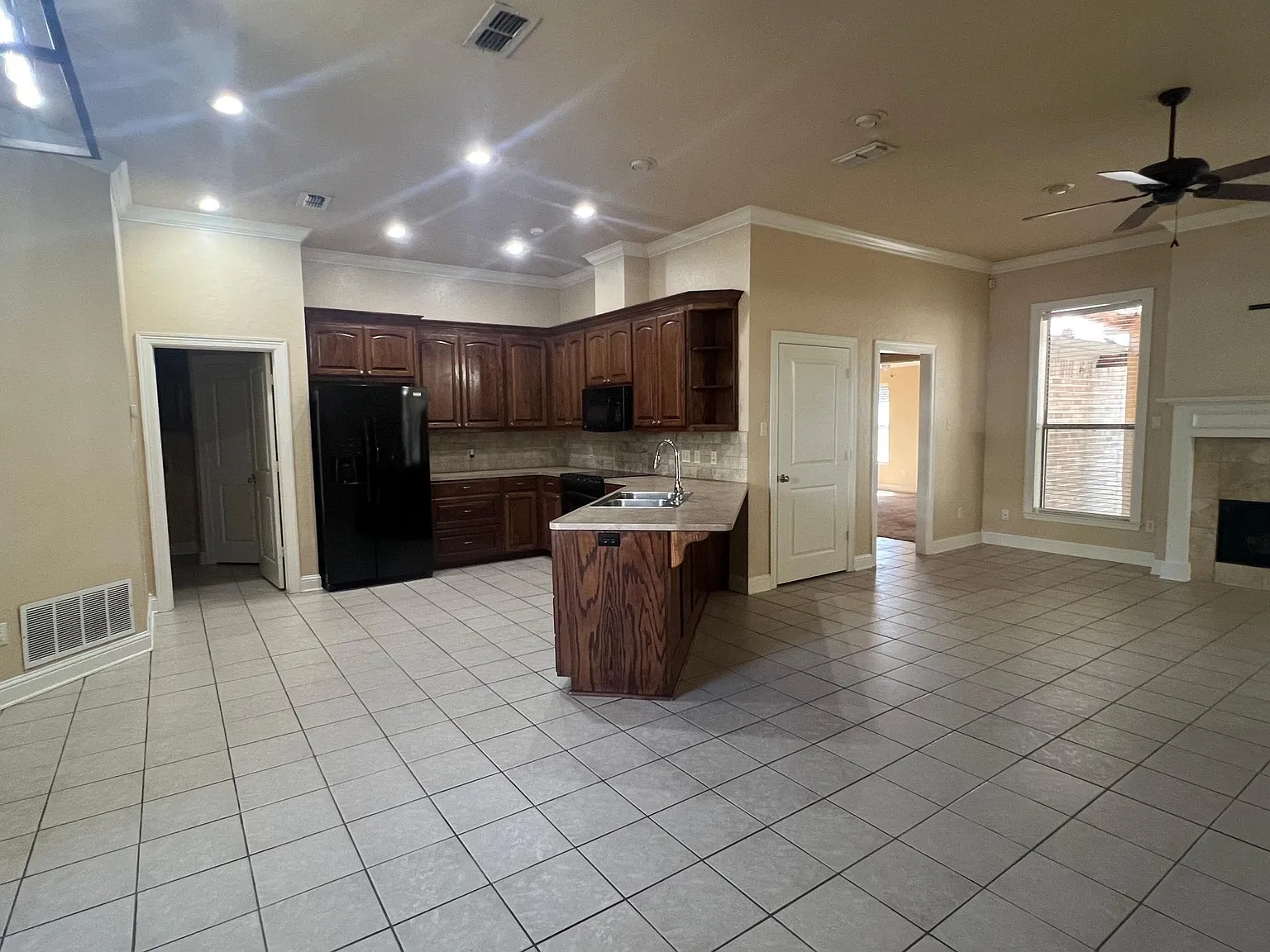 714 Hollybrook Dr — Photo 4