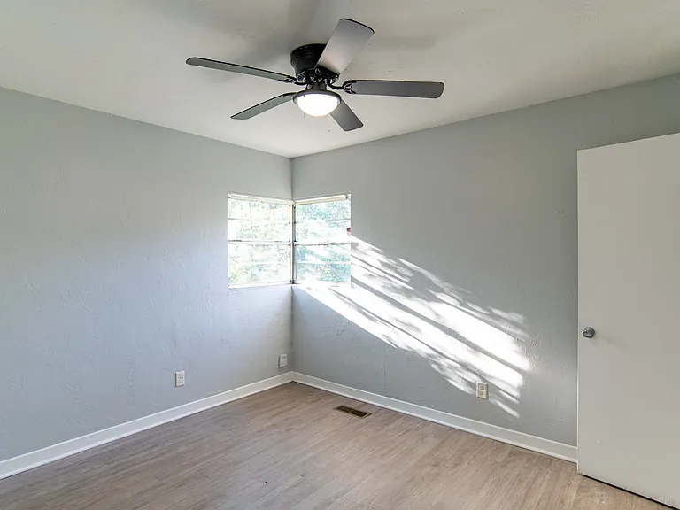 1343 Charlotte St — Photo 11