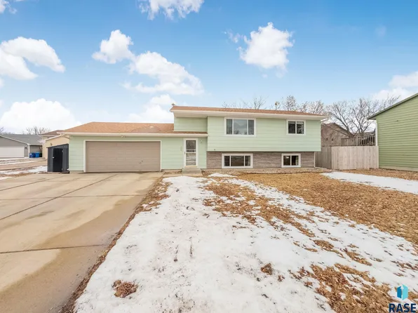 900 S Juneau Ln, Sioux Falls, SD 57106