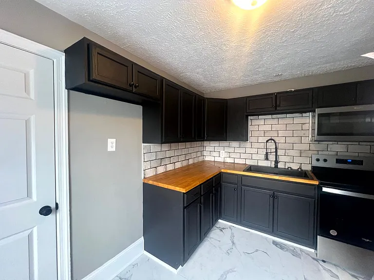 124 Eastwood Ave — Photo 4