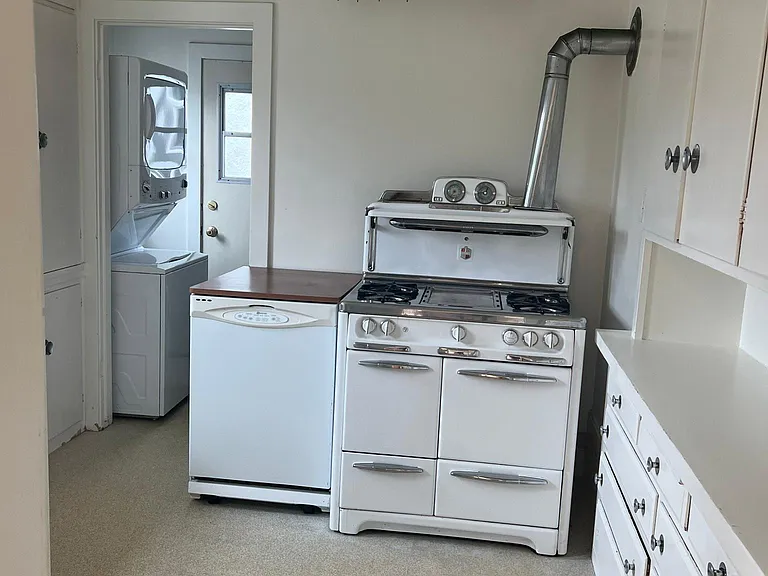 608 Athol Ave — Photo 11