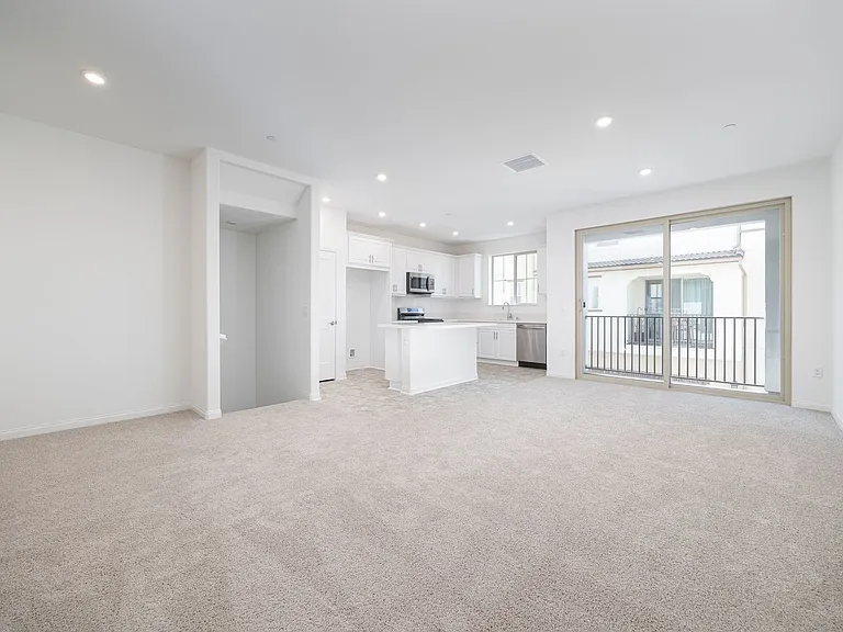 1749 Laurelwood Way — Photo 7