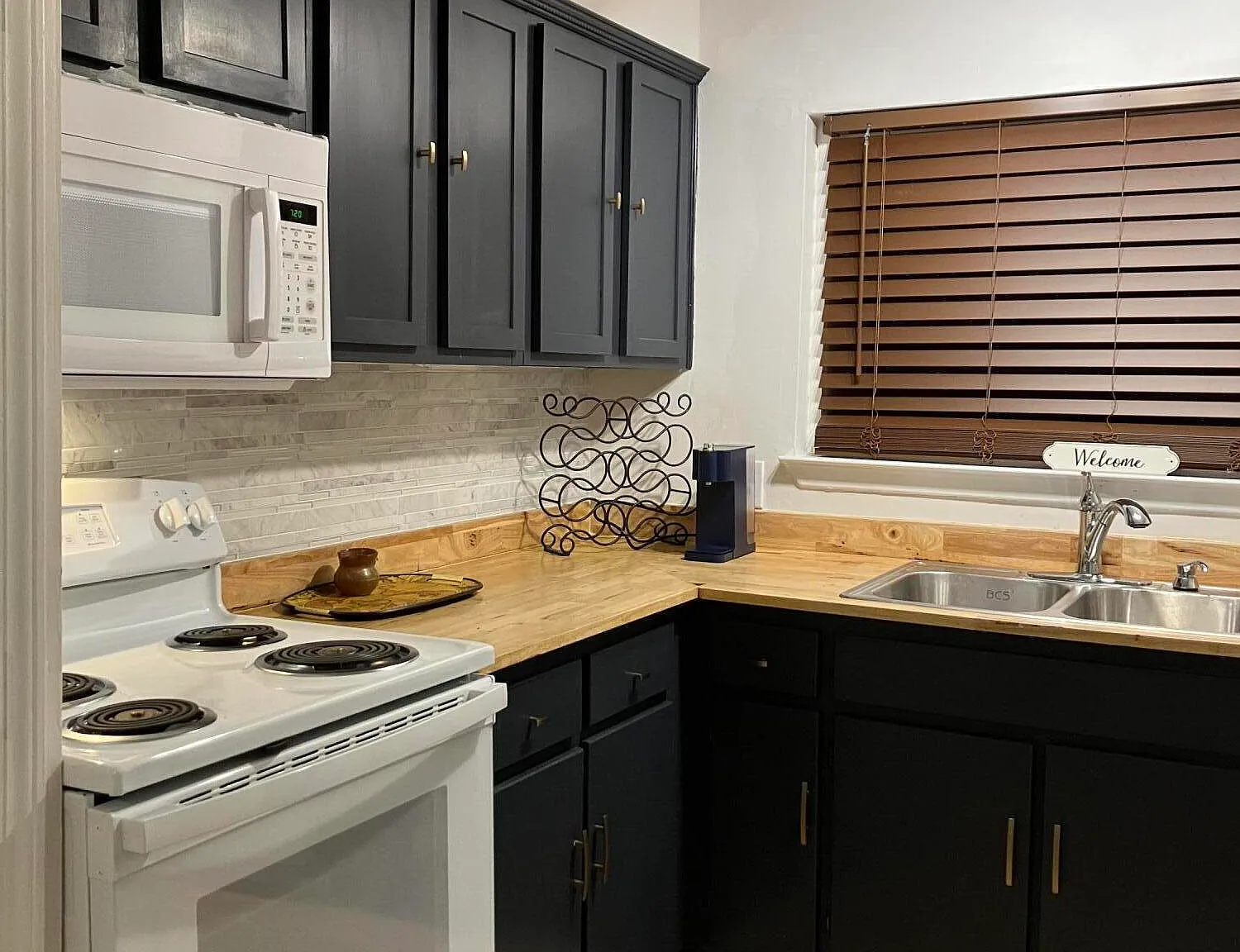 3 bed, 1.0 bath, 903 sqft, $1,600 — Photo 4