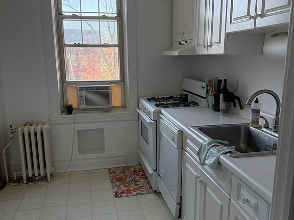 4th image of 4 Riverside Dr APT 302