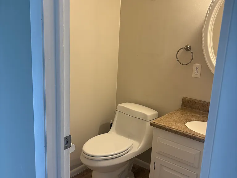 1317 Lancaster St — Photo 13