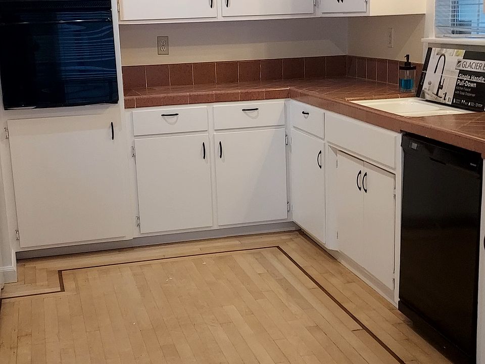 1st image of 315 Club House Dr