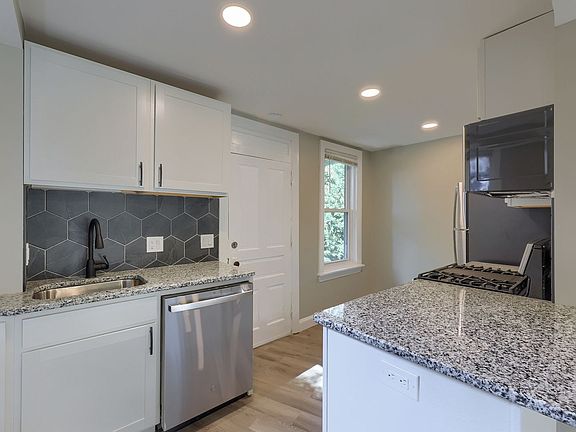3rd image of 612 N 2nd St APT 3