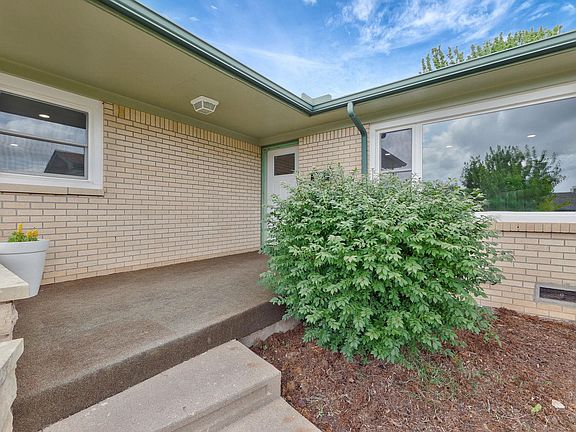 3rd image of 1916 Meadowlake Dr