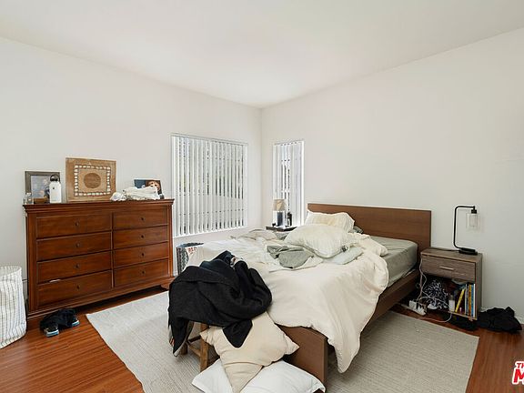 4th image of 909 N San Vicente Blvd