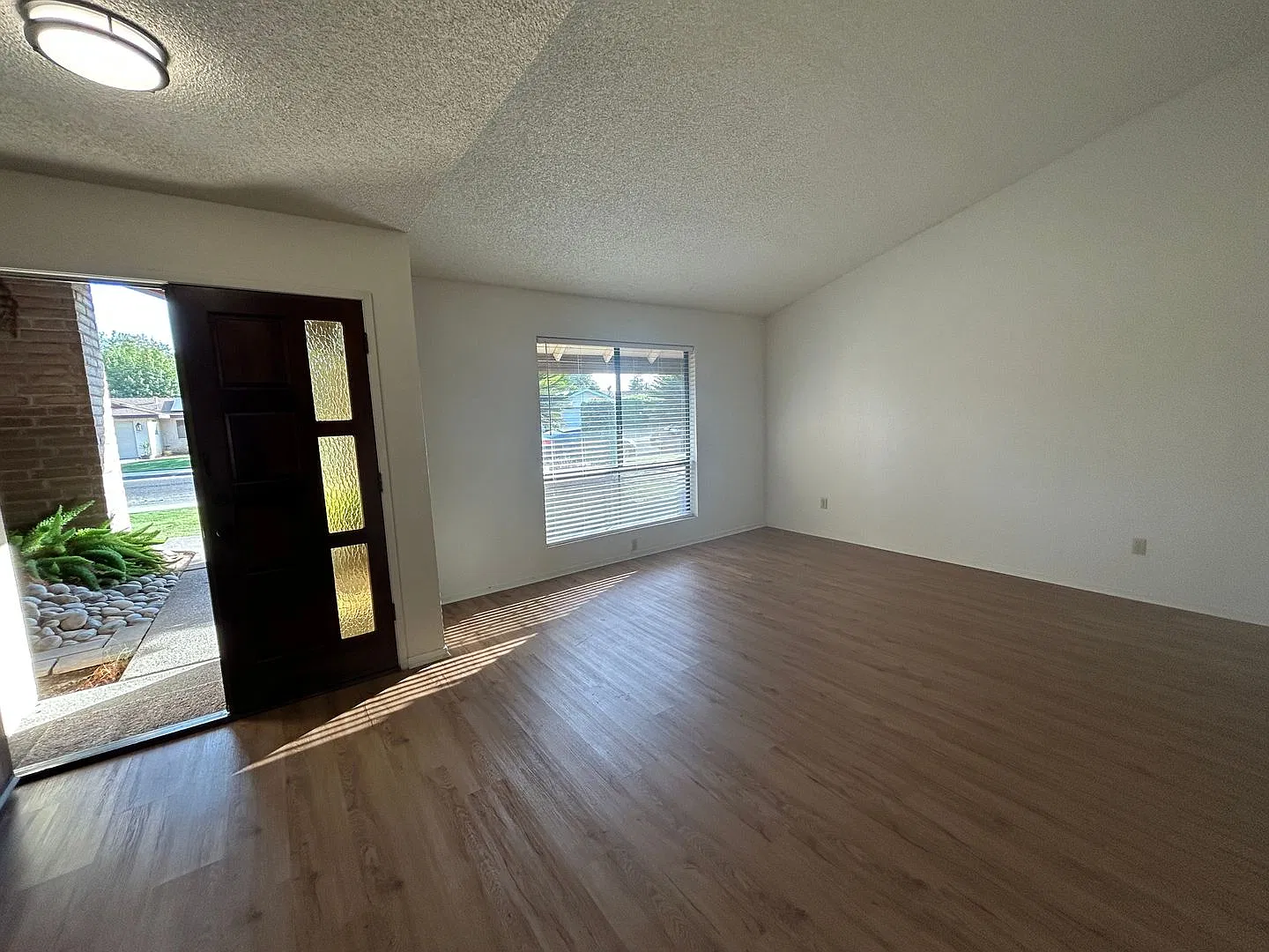 Spacious 3 bedroom, 2 bath home — Photo 3