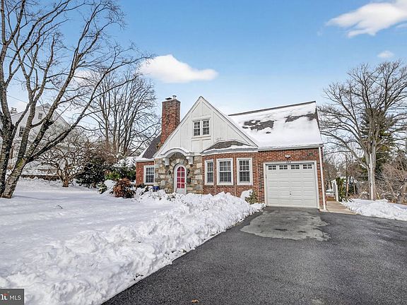 3rd image of 323 W Waverly Rd