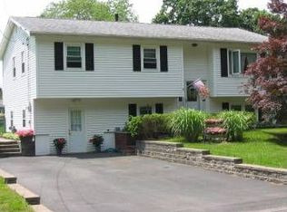 5 Robin Rd, Poughkeepsie, NY 12601