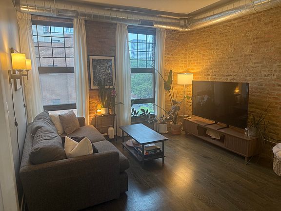 3rd image of 1123 W Grand Ave APT 3R