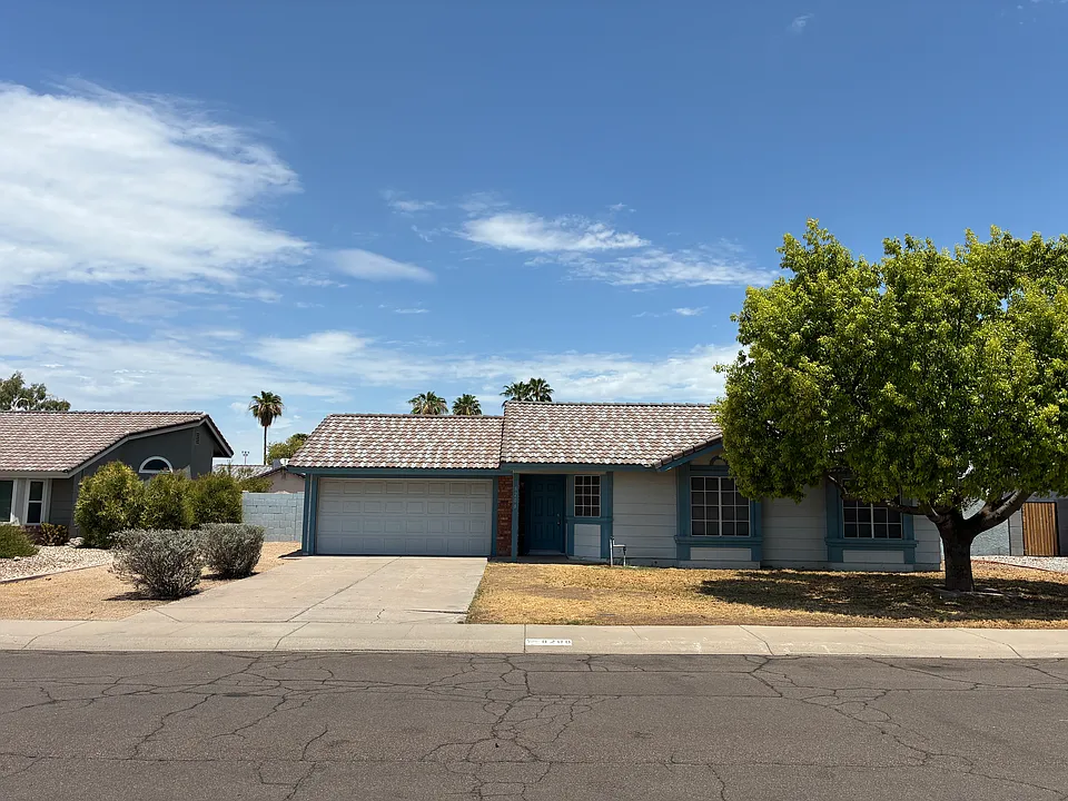 8208 W Columbine Dr