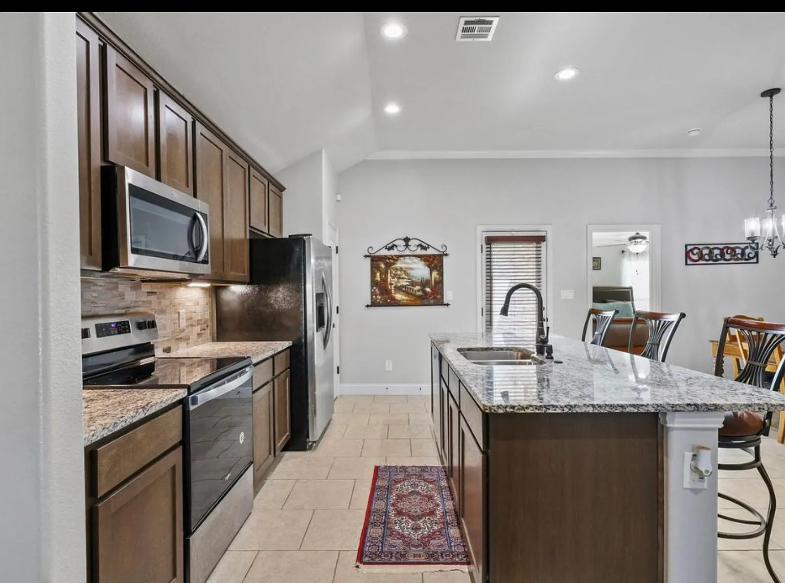 3 bed, 1443 sqft, $1,975 — Photo 4