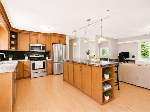 4th image of 3370 Viewmount Dr