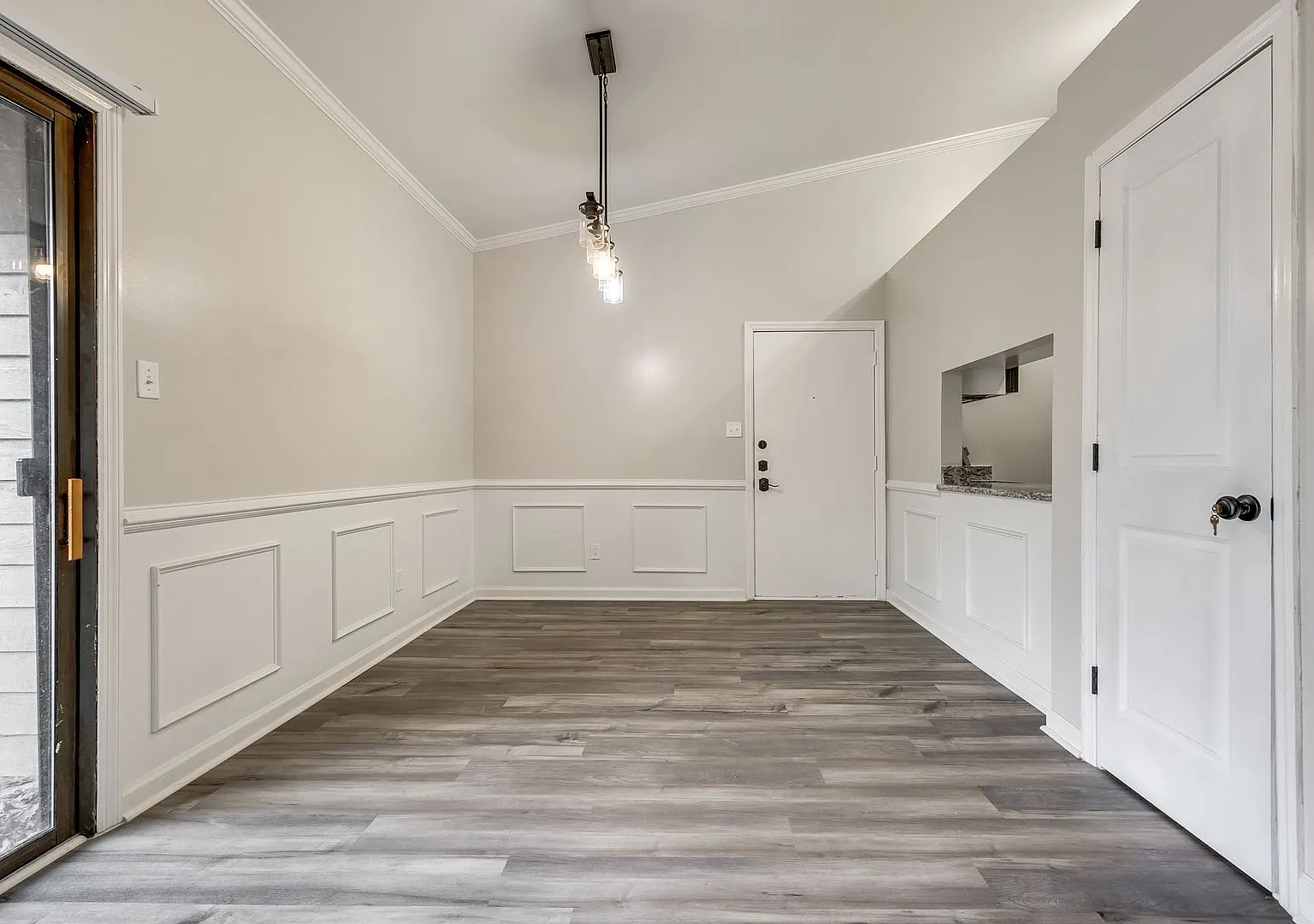 Beautifully remodeled one bedroom, one bath in Lake Wylie Woods! — Photo 3