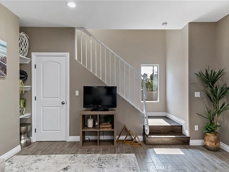 14102 Edwards — Photo 8