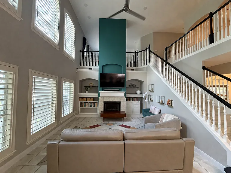2536 Crenshaw Dr — Photo 4