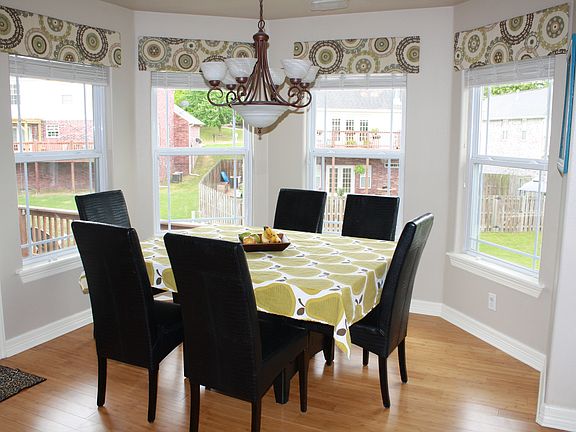 Eat-in Kitchen