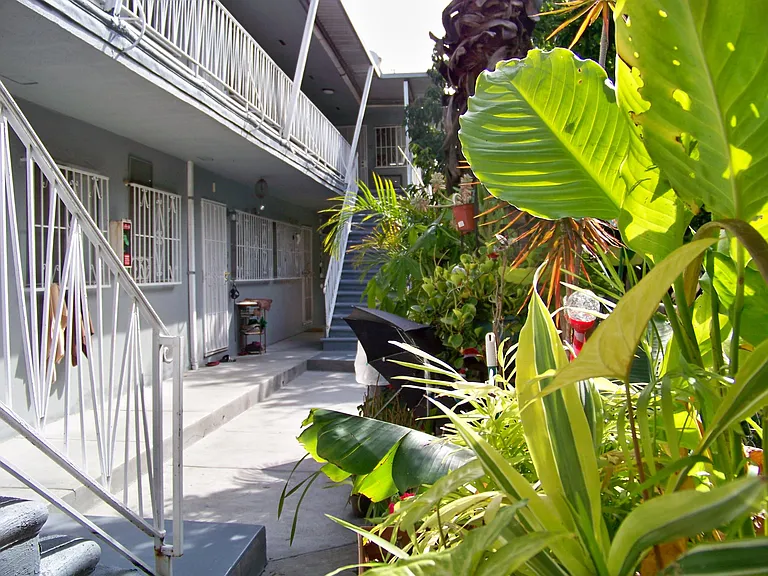 1422 N Serrano Ave #7 — Photo 5