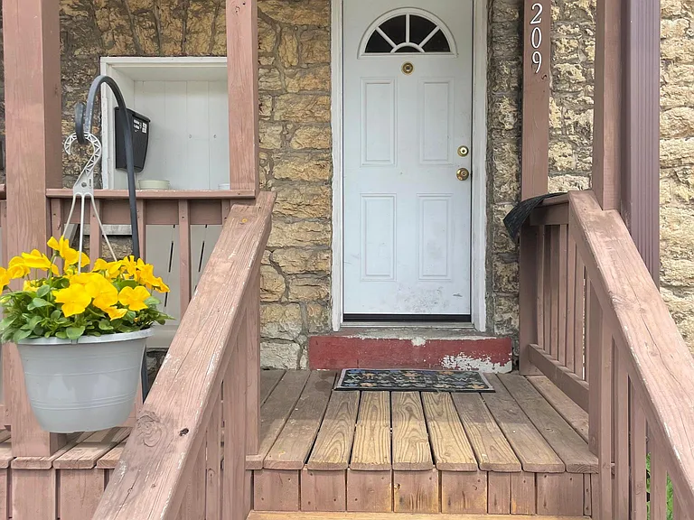 209 Park Ave — Photo 2