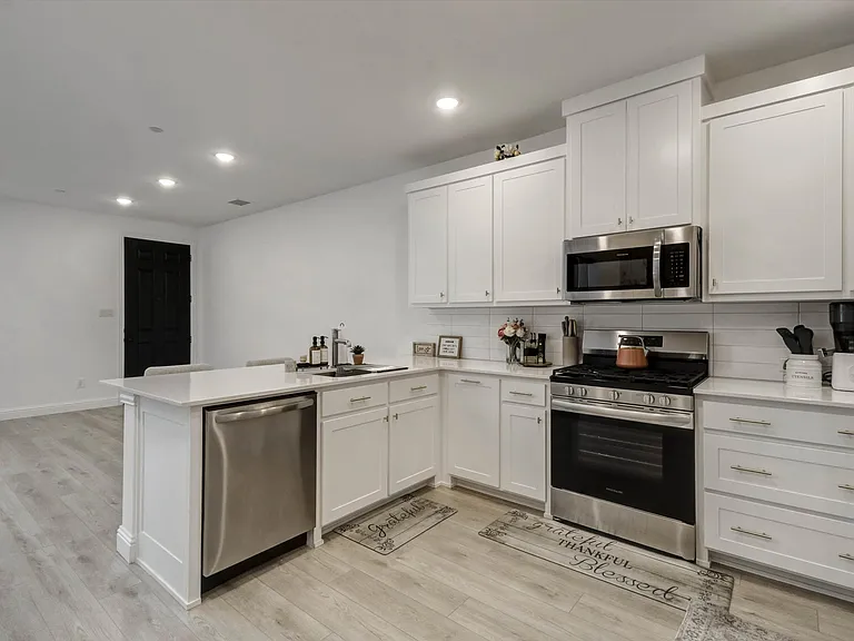 7031 Cedar Creek Dr — Photo 6