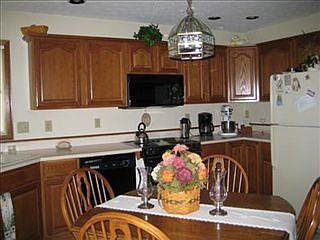 5th image of 165 Wisteria Dr