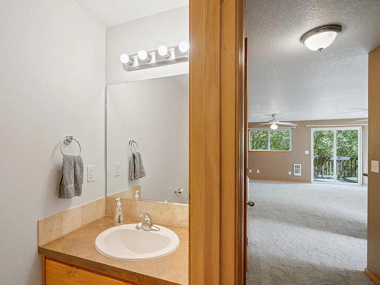 446 Corinne Dr — Photo 4