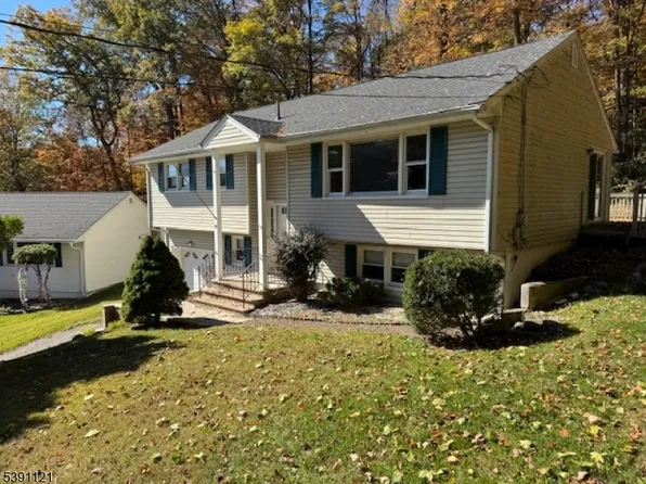 32 Matthews Ter, Bloomingdale Boro, NJ 07403