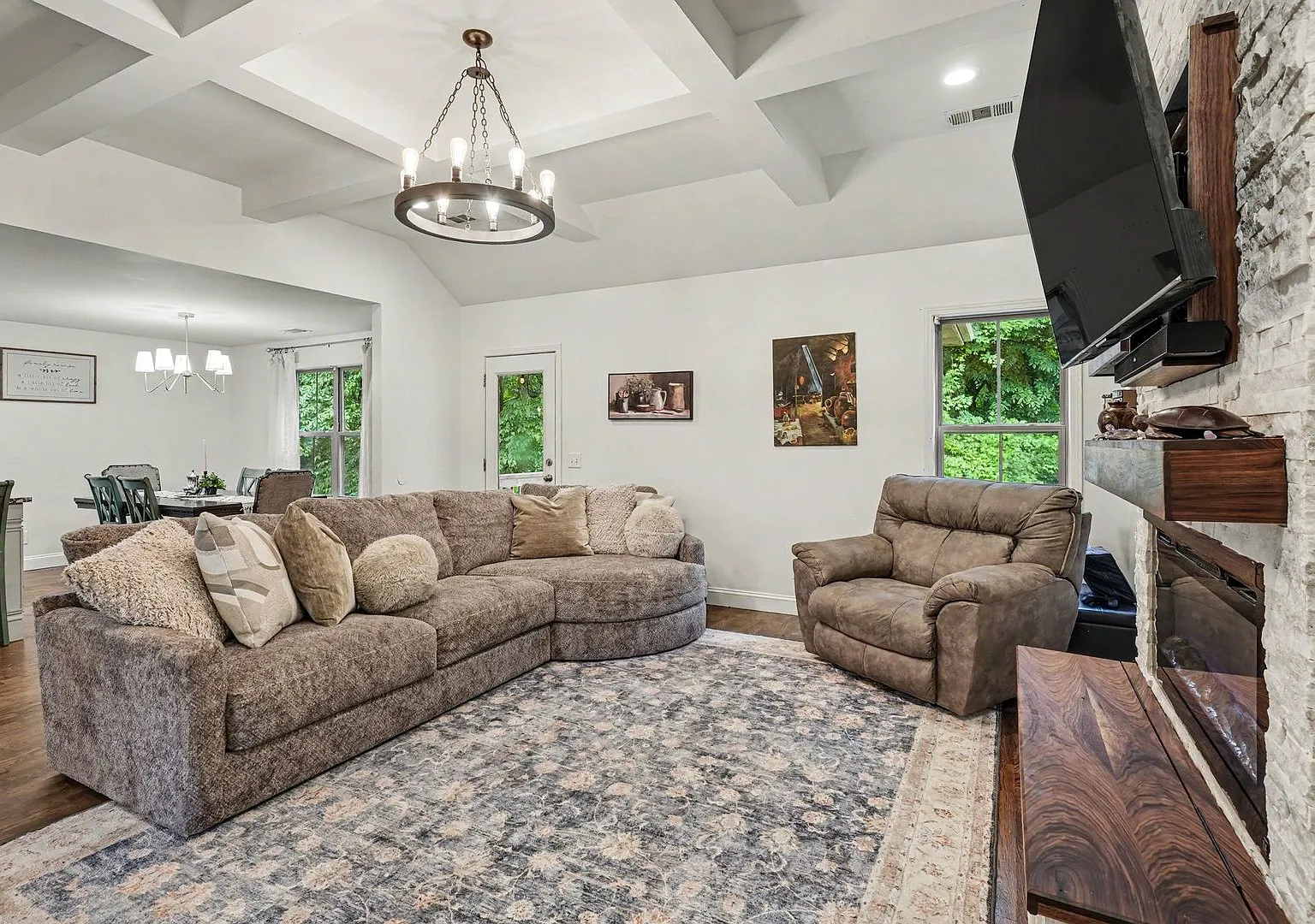 3 Bedroom 2 Bathroom Home — Photo 4