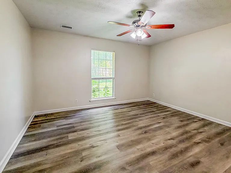 104 Carolina Ct — Photo 10