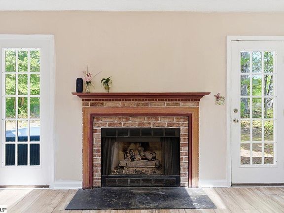 4th image of 23 Chinaberry Ln