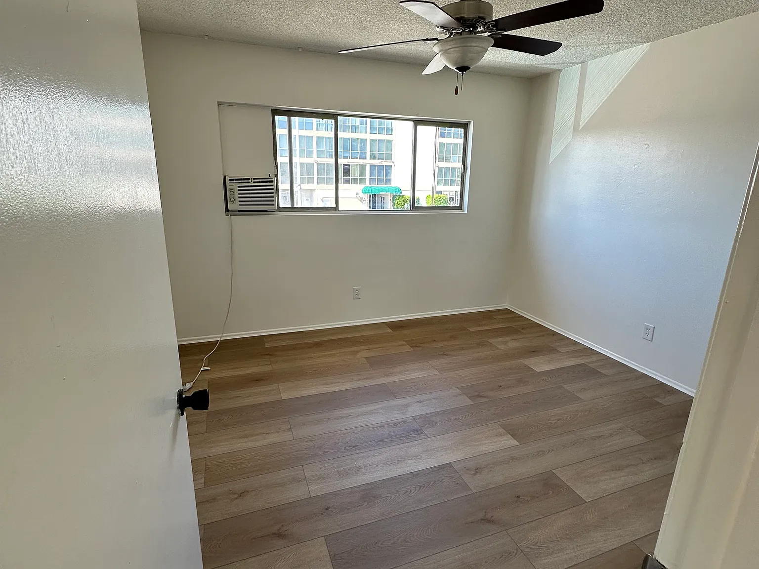1 bed, 1000 sqft, $1,929 — Photo 4