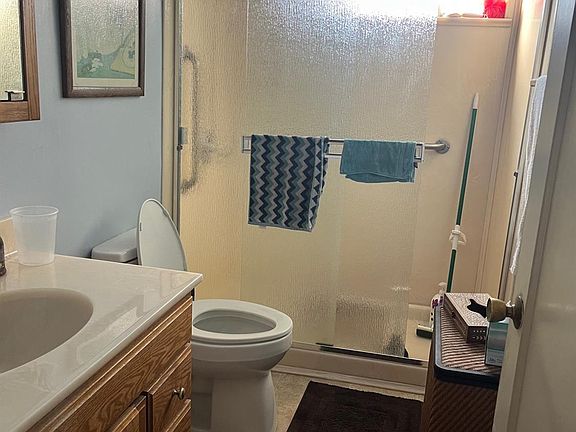 4th image of 450 Estabrook St