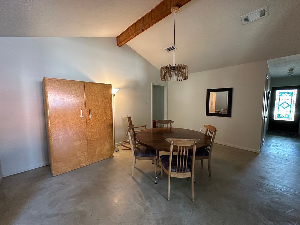 Dining room/passthrough