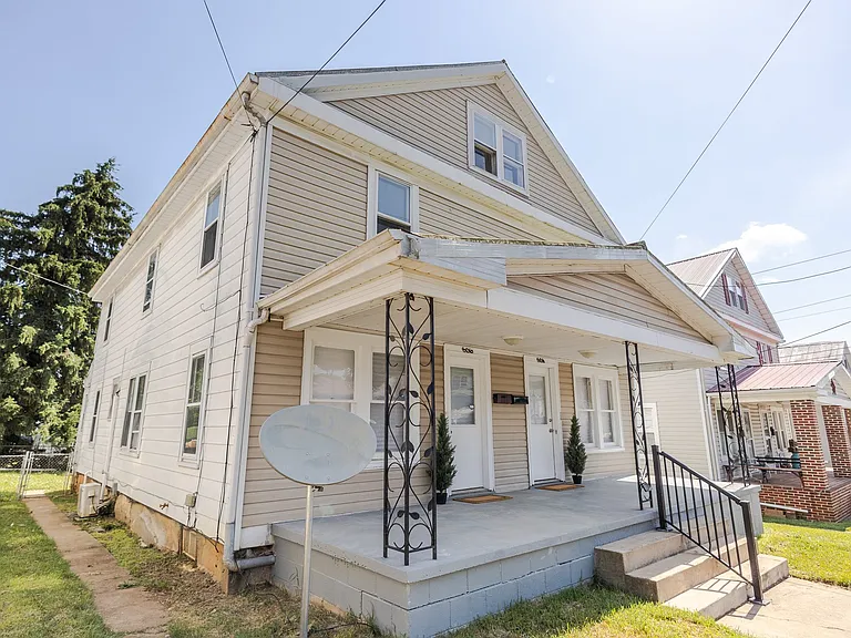 806 W John St — Photo 1