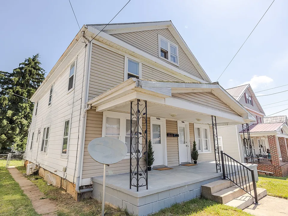 806 W John St