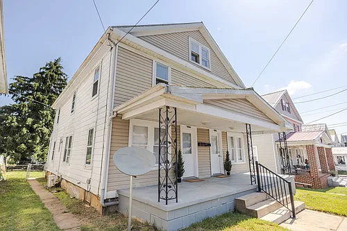 806 W John St Photo 1