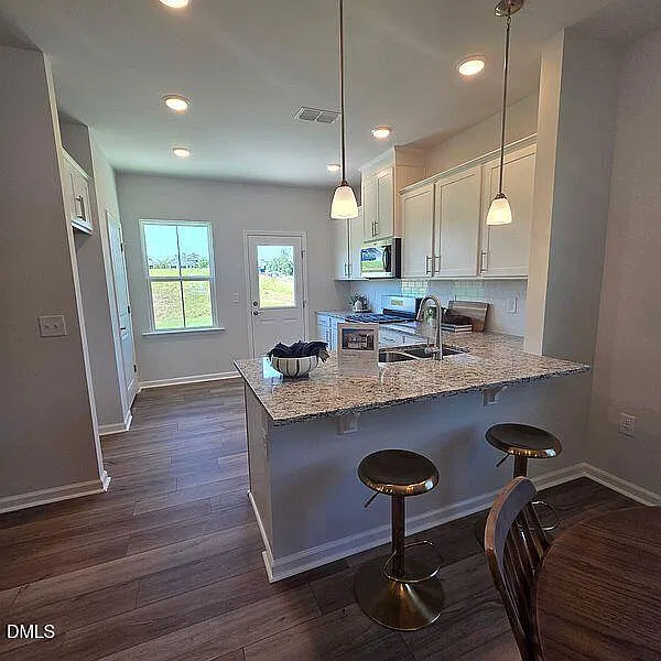 4 bed, 3.0 bath, 2050 sqft, $2,250 — Photo 2