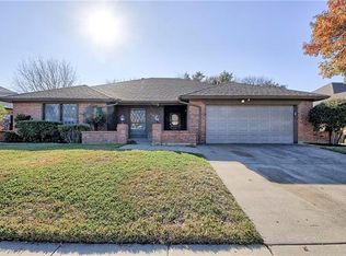 1424 Country Meadows Dr, Bedford, TX 76021