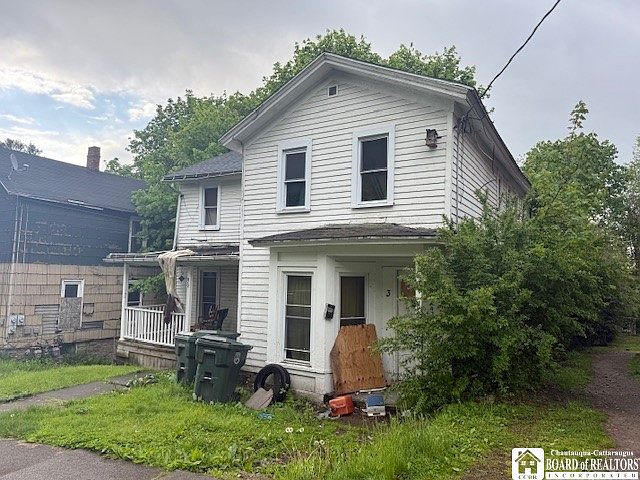 1st image of 622 E 6th St